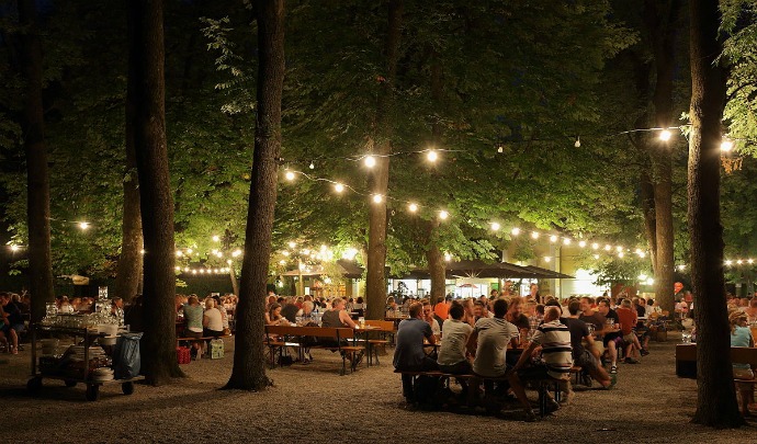 Biergarten di sera a Monaco di Baviera